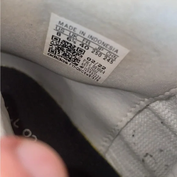 Adidas Classic White and Black Sneakers - Picture 3 of 6